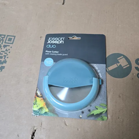 APPROXIMATELY 20 ASSORTED HOUSEHOLD ITEMS INCLUDING JOSEPH JOESPH DUO PIZZA CUTTER , COMPOSTABLE TRASH BAGS AND TAILOR PINS