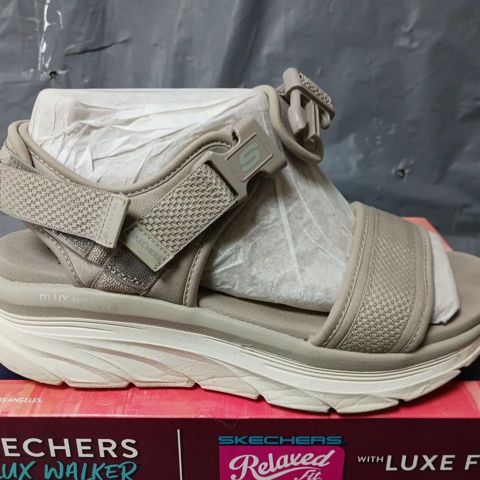 BOXED SKECHERS DLUX WALKER DAILY SHOES IN TAUPE - SIZE 5