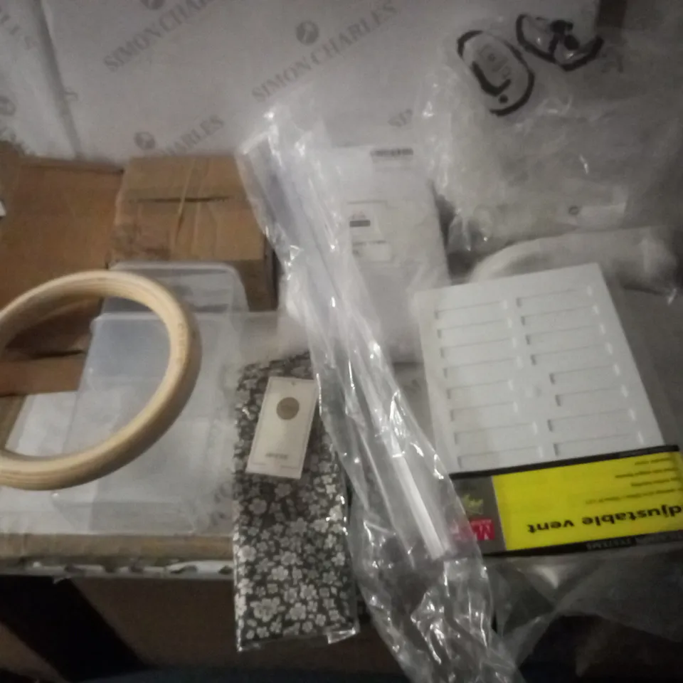 GROUP OF APPROX 10 ASSORTED ITEMS TO INCLUDE VENT, TOWEL, TUPPERWARE BOXES ETC
