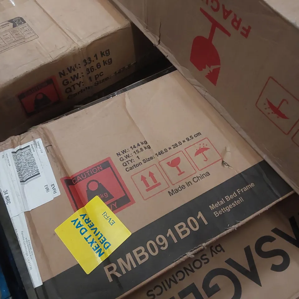 PALLET CONTAINING A LARGE ASSORTMENT OF FURNITURE ITEMS INCLUDING: JEWELRY CABINET, METAL BED FRAME ECT