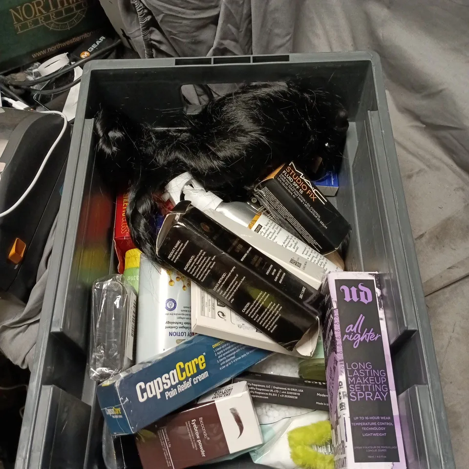 APPROXIMATELY 20 ASSORTED COSMETIC ITEMS TO INCLUDE PAIN RELIEF CREAM, LUVIE FOUNDATION CUSHION, BODY CREAM, HONEYBALM LIP BALM ETC