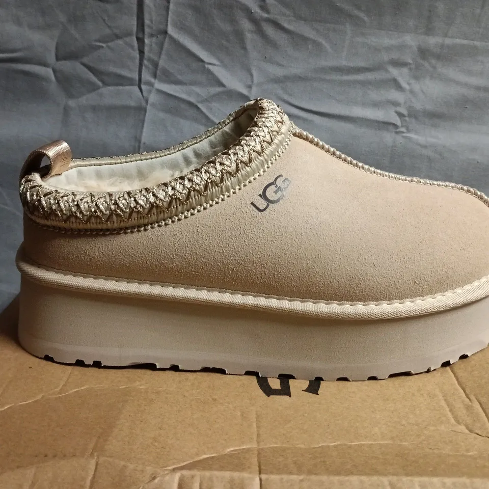 BOXED PAIR OF UGG SAND SUEDE SLIP-ON ANKLE BOOTS - UK SIZE 6.5