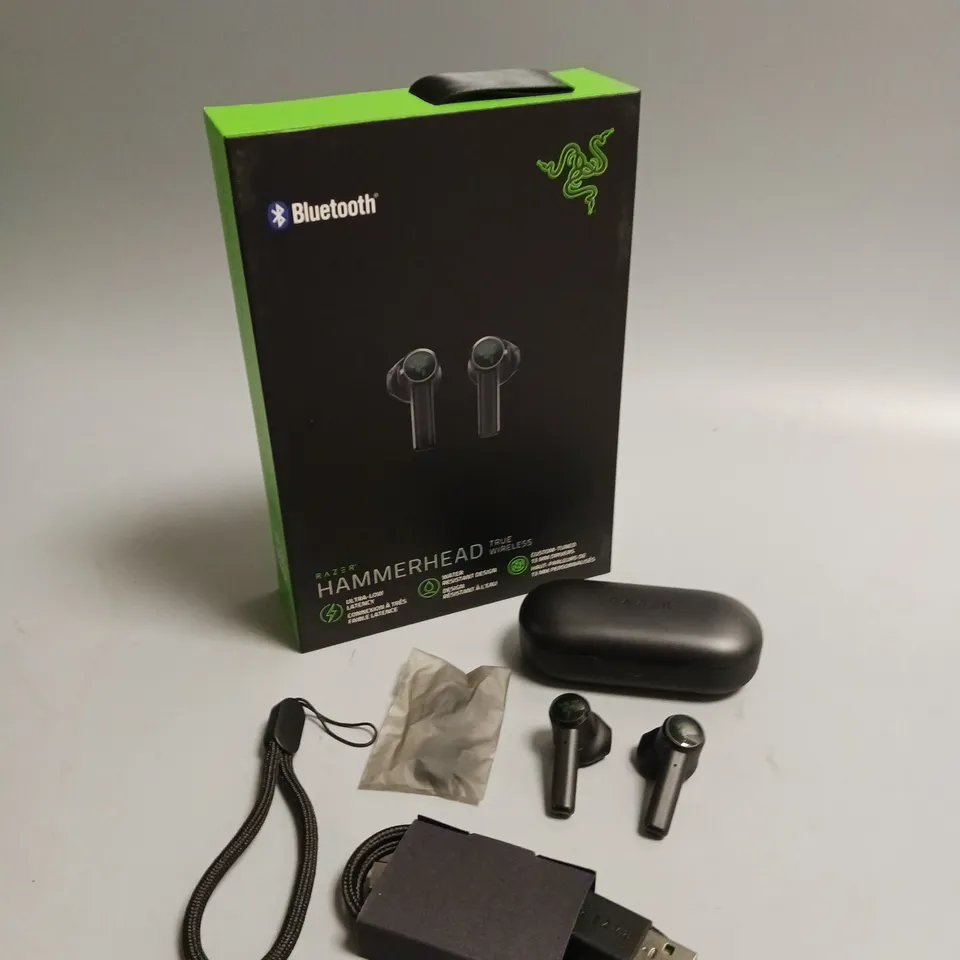 LOT OF 5 BOXEED RAZER HAMMERHEAD WIRELESS HEADPHONES IN BLACK AND GREEN INCLUDES CHARGING CASE, CABLE, WRIST STRAP AND SPARE BUDS
