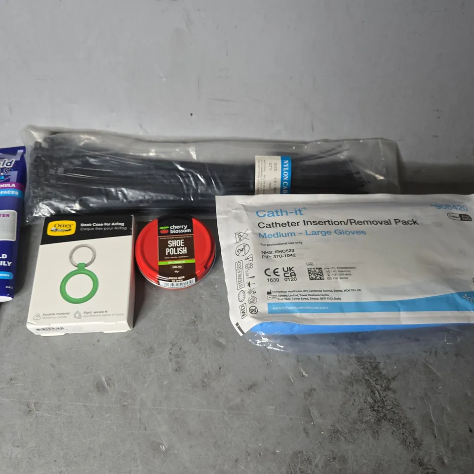 APPROXIMATELY 13 ASSORTED ITEMS TO INCLUDE - MOULD MAGIC , OTTER AIRTAG CASE , CABLE TIES ETC