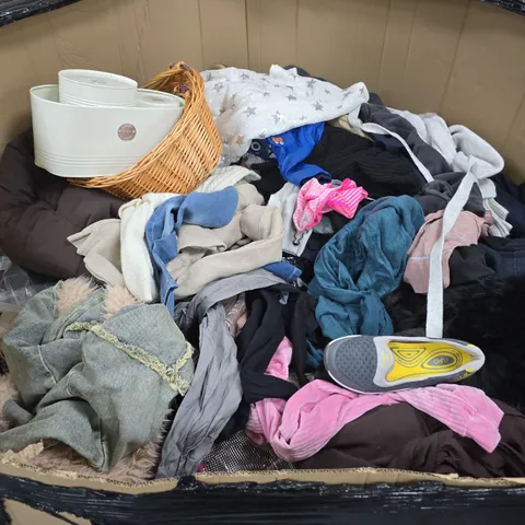 PALLET OF APPROXIMATELY 70 ASSORTED HOUSEHOLD AND CLOTHING PRODUCTS TO INCLUDE TRAINERS, BREAD BIN, WALL LIGHT ETC - COLLECTION ONLY