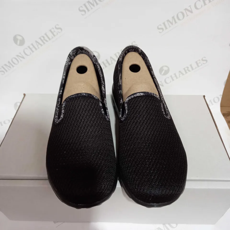 SKECHERS ORIGINAL GO WALK SLIP ON TRAINER - SIZE 4.5 UK