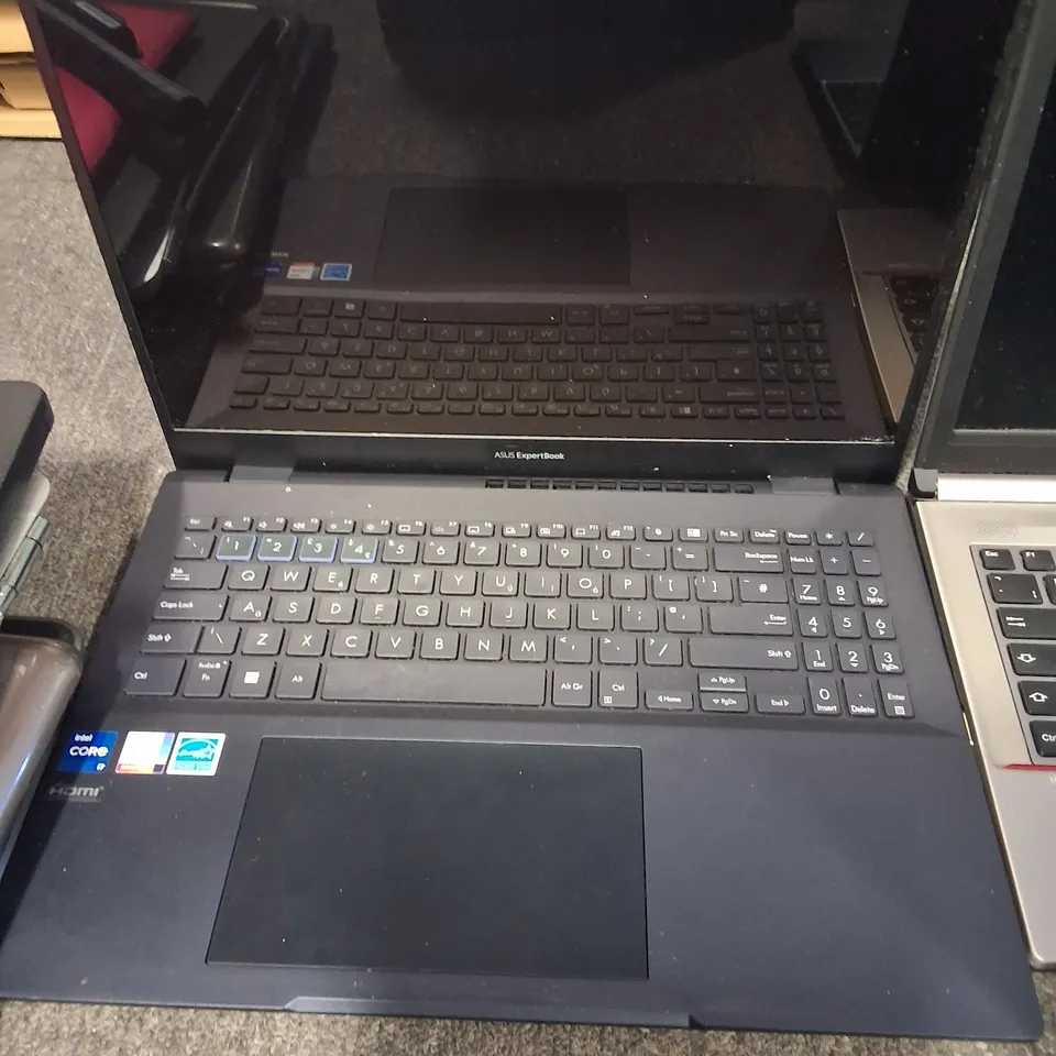 LOT OF 8 ASSORTED UNBOXED LAPTOPS TO INCLUDE HUAWEI RYZEN 7 AND ASUS EXPERTBOOK INTEL I7