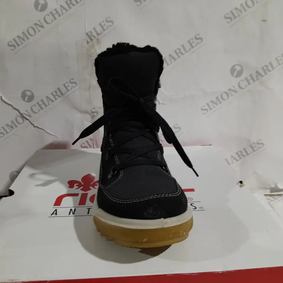 BOXED PAIR OF RIEKER WATER RESISTANT WARM HIKING BOOTS, NAVY - SIZE 5