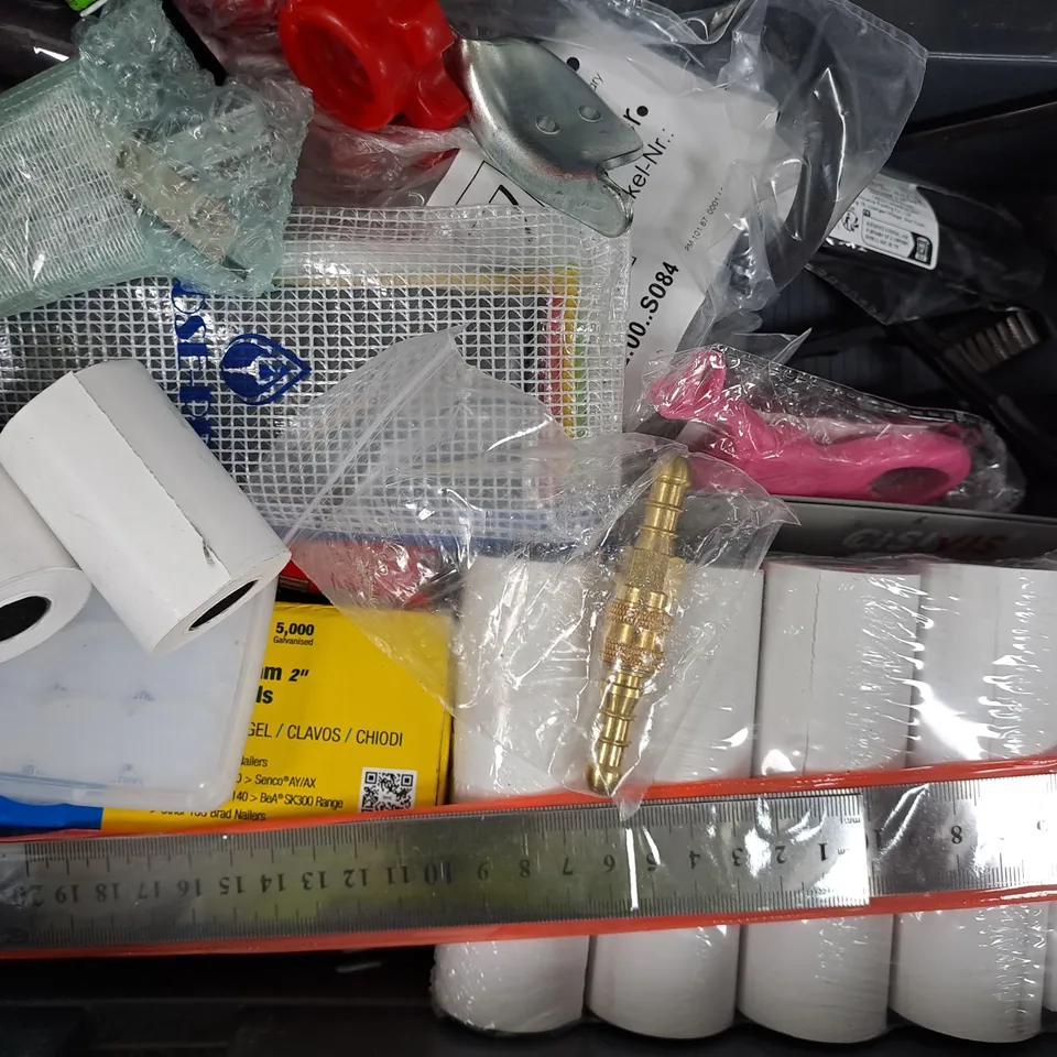 APPROXIMATELY 10 ASSORTED HOUSEHOLD ITEMS TO INCLUDE GORILLA TAPE, CLIP-ON PET SAFETY LIGHT, ETC