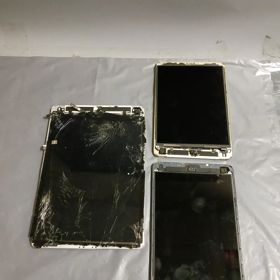 APPLE LOT OF 3 HEAVILY DAMAGED TABLETS TO INCLUDE IPAD MINI 1ST GEN, IPAD MINI 3RD GEN AND IPAD 9TH GEN