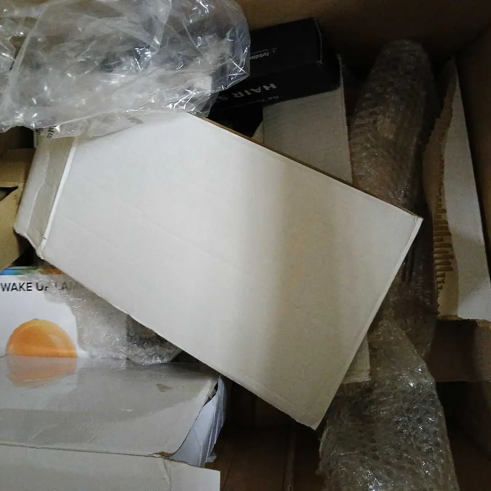 BOX OF APPROXIMATELY 10 ASSORTED ITEMS TO INCLUDE - SKY REMOTE , RGB LIGHT BAR , SIMAN SONG WATER ORRUGATED ROLLERS ETC