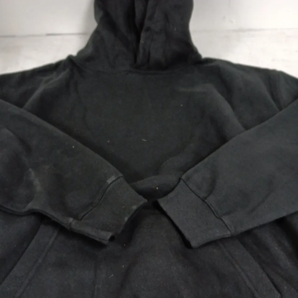 APPROX 8 ASSORTED CLOTHING ITEMS TO INCLUDE JUMPERS, JACKETS AND HI-VISIBLITY WEAR, ETC 