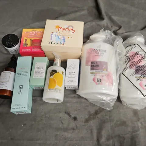 APPROXIMATELY 12 ASSORTED HEALTH & BEAUTY PRODUCTS TO INCLUDE PANTENE SHAMPOO, SLICK GORILLA LIGHT WORK, AND CALM ROOM SPRAY ETC.