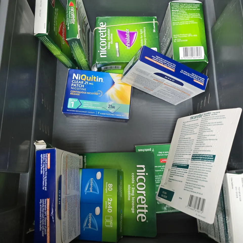 APPROXIMATELY 15 ASSORTED SMOKING PREVENTION AIDS TO INCLUDE NICORETTE INHALATOR, NICORETTE INVISPATCHES AND NIQUITIN PATCHES