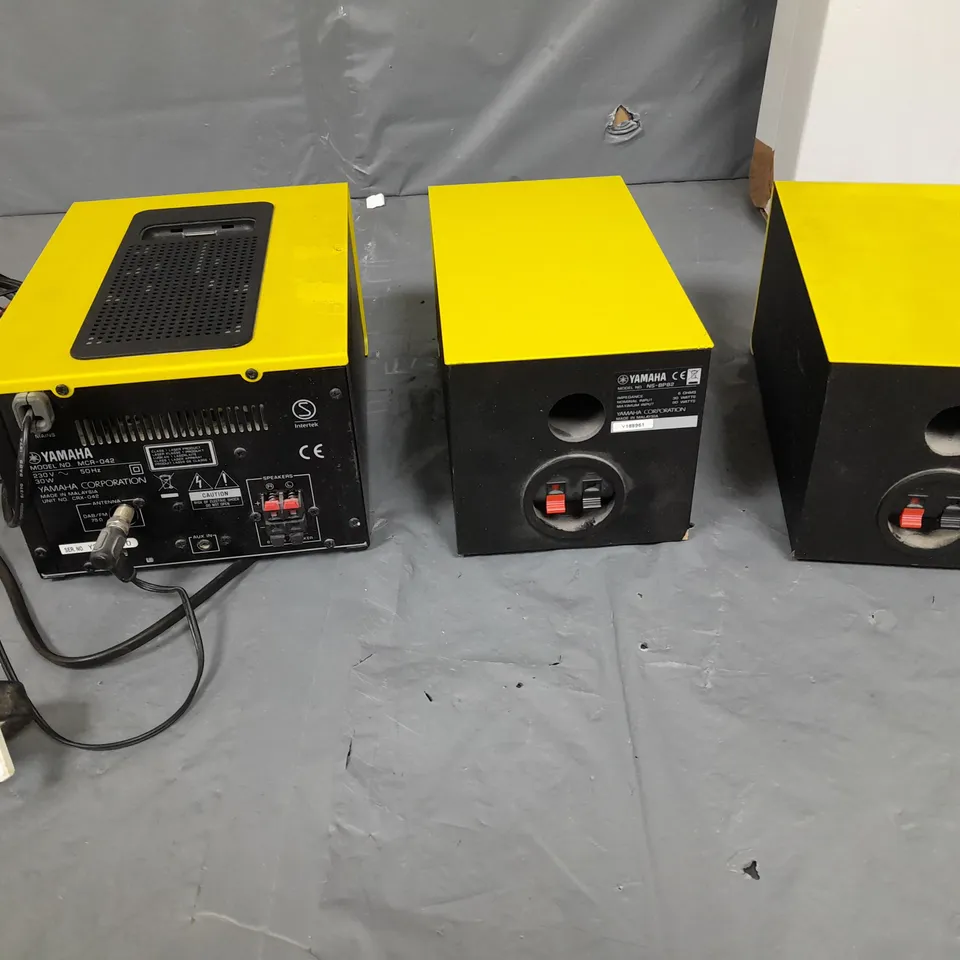 YAMAHA MICRO COMPONENT SYSTEM MCR-042 WIT 2 SPEAKERS MODEL NS-BP82 - COLLECTION ONLY 