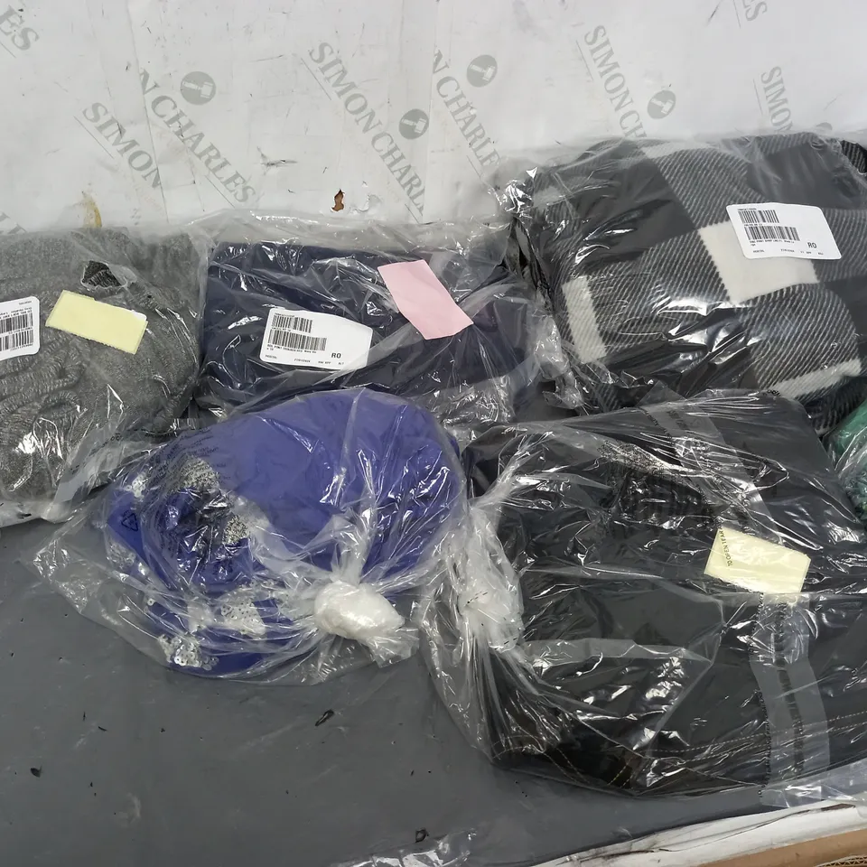 APPROXIMATELY 15 ASSORTED CLOTHING ITEMS TO INCLUDE DRESSES, TROUSERS, BLOUSES, ETC