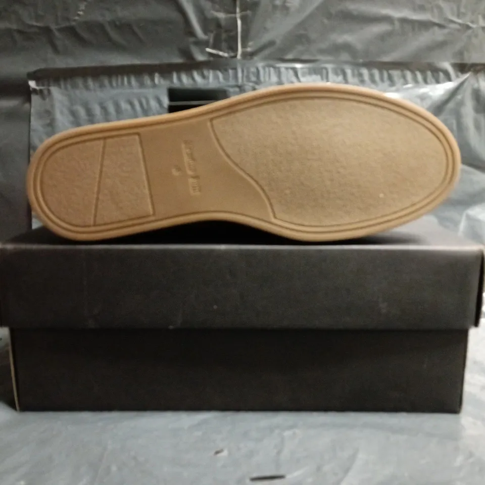 BOXED PAIR OF MASSIMO DUTTI SHOES IN BROWN SIZE UK 7