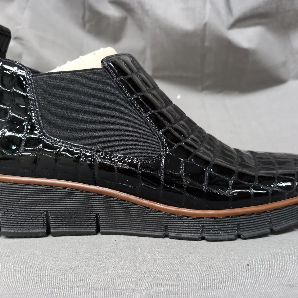 BOXED PAIR OF RIEKER ANKLE BOOTS IN BLACK SIZE 5