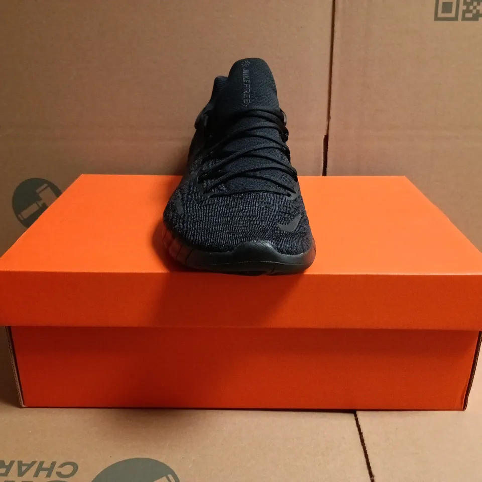 BOXED PAIR OF NIKE FREE TRAINERS IN BLACK SIZE UK 8