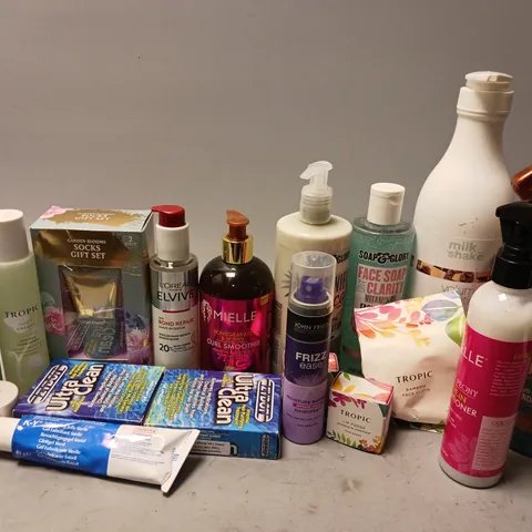 APPROXIMATELY 20 ASSORTED COSMETICS AND BEAUTY ITEMS TO INCLUDE MILK SHAKE VOLUME SOLUTION (1000ml), JOHN FRIEDA FRIZZ EASE HAIRSRAY (75ml), LOREAL ELVIVE BOND REPAIR SERUM (150ml), ETC