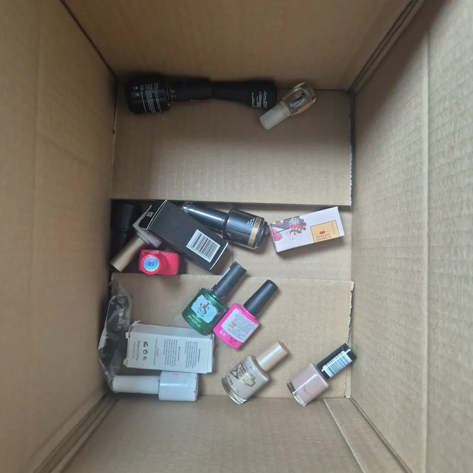 APPROXIMATELY 20 BOTTLES OF NAIL VARNISH TO INCLUDE SALLY HANSEN, RIMMEL AND SAIE