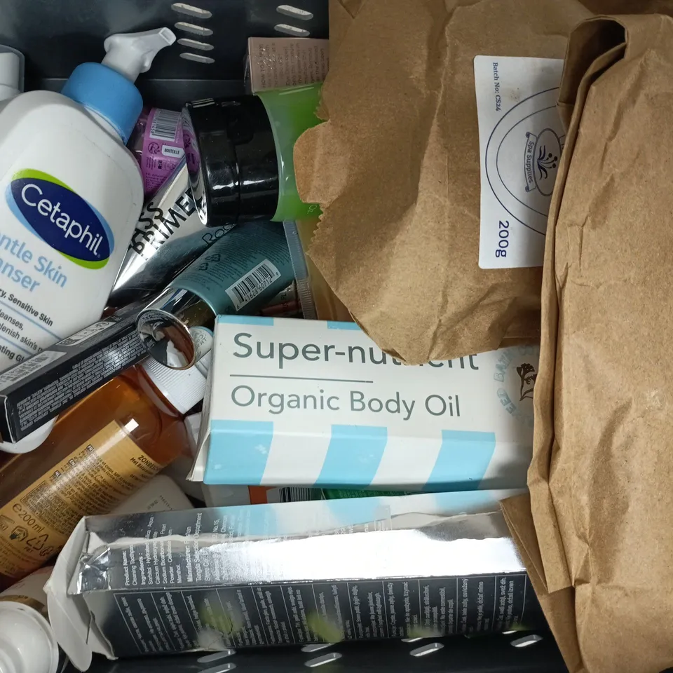 APPROXIMATELY 15 ASSORTED COSMETIC ITEMS TO INCLUDE NEUTROGENA, PRONTOLIND, ETC - COLLECTION ONLY
