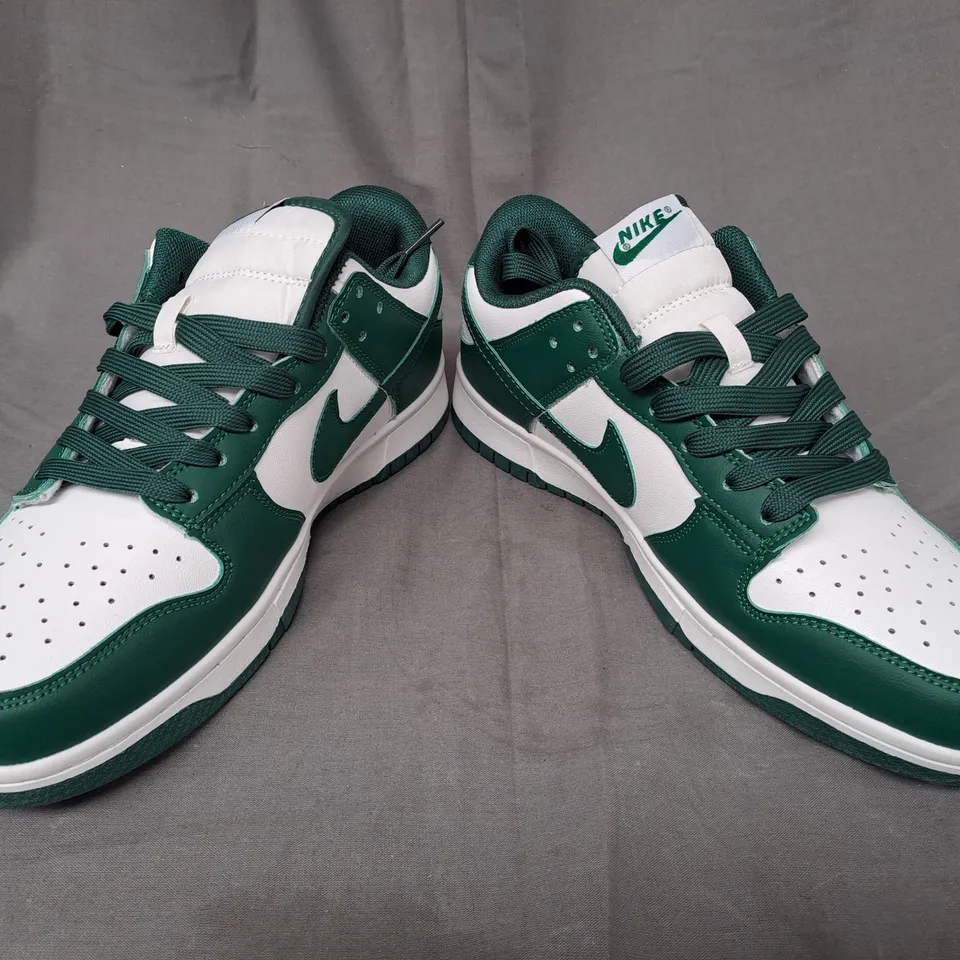 BOXED PAIR OF NIKE SHOES IN GREEN/WHITE UK SIZE 7