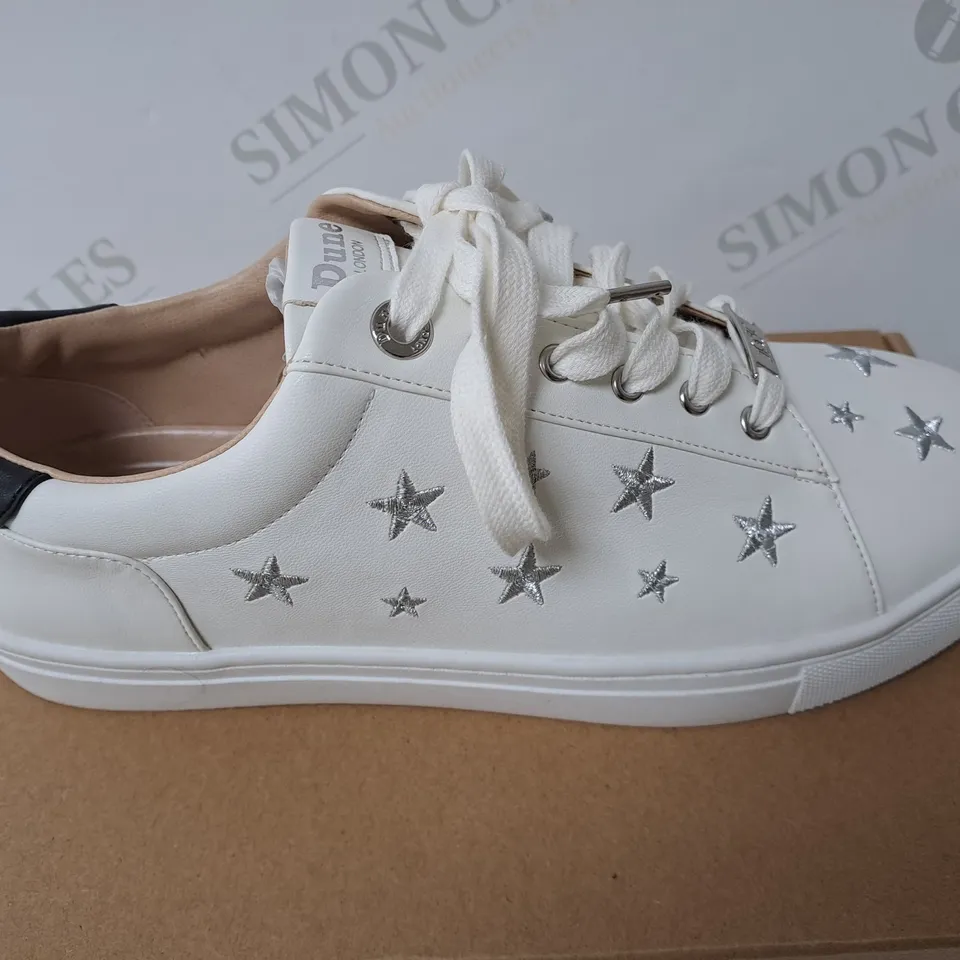BOXED PAIR OF DUNE LONDON 081 ECLIPTI STAR EMBROIDERED SHOES IN WHITE SIZE 7