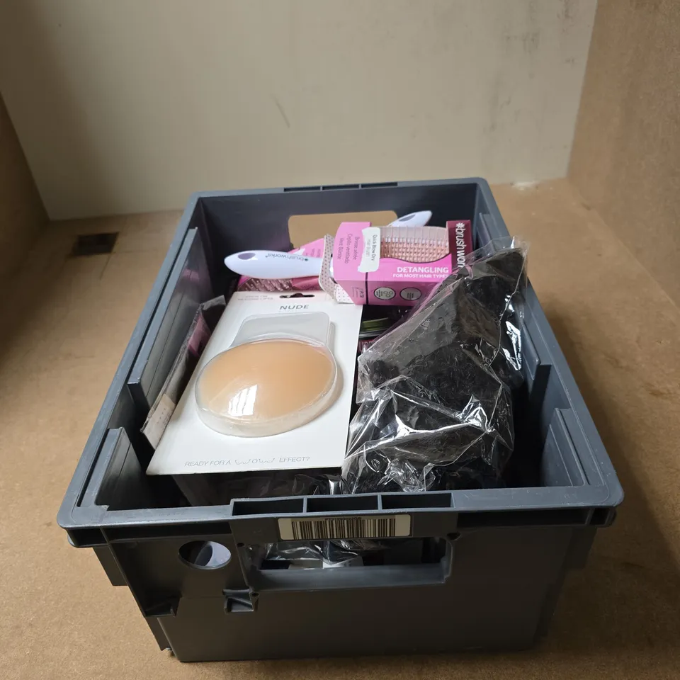 TOTE OF APPROXIMATELY 20 ASSORTED COSMETIC ITEMS TO INCLUDE NUDE INTIMATES STICK ON LIFTS, UPPERCUT MATTE POMADE, NOREVA 50+ SPF, OLD SPICE, MAYBELLINE ETC