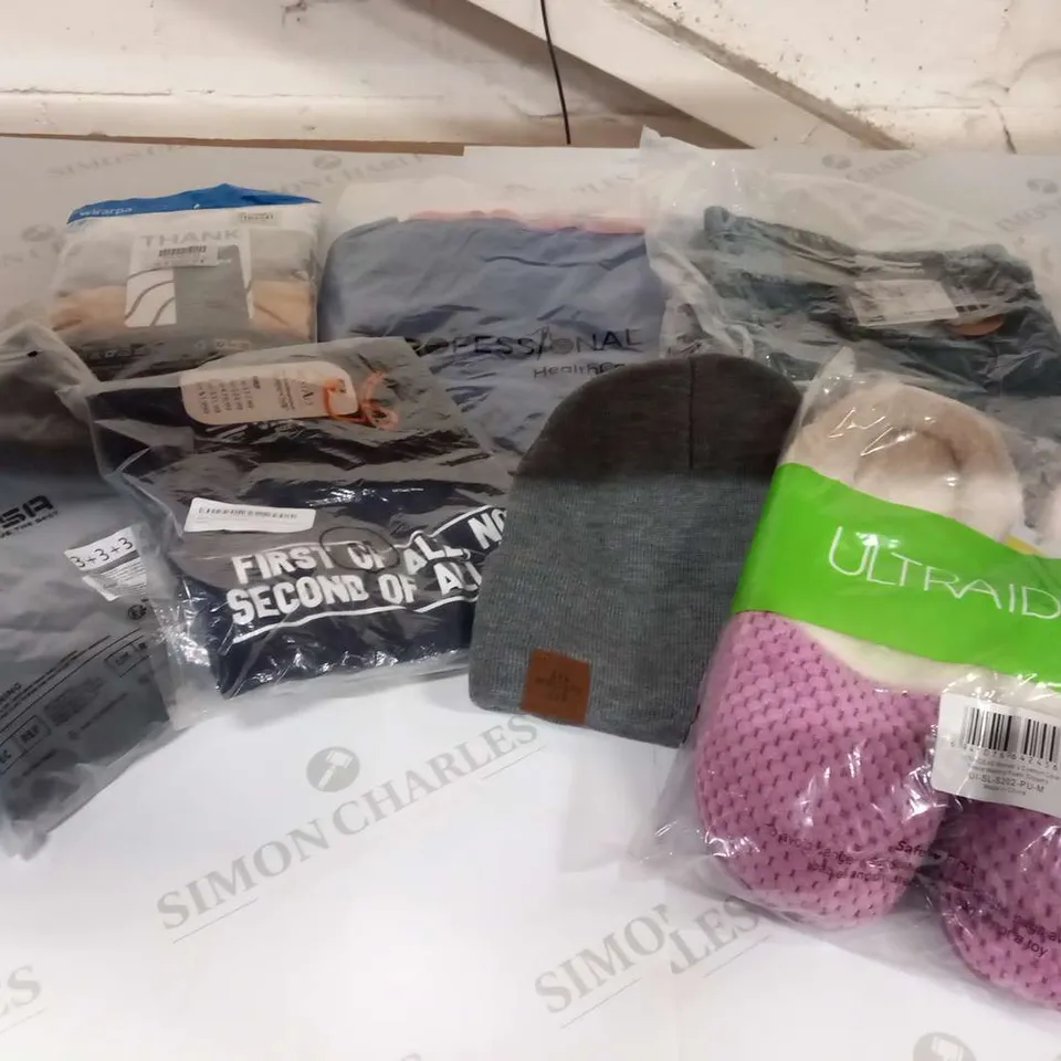 APPORXIMATELY 20 ITEMS OF ASSORTED CLOTHING AND ACCESSORIES TO INCLUDE;