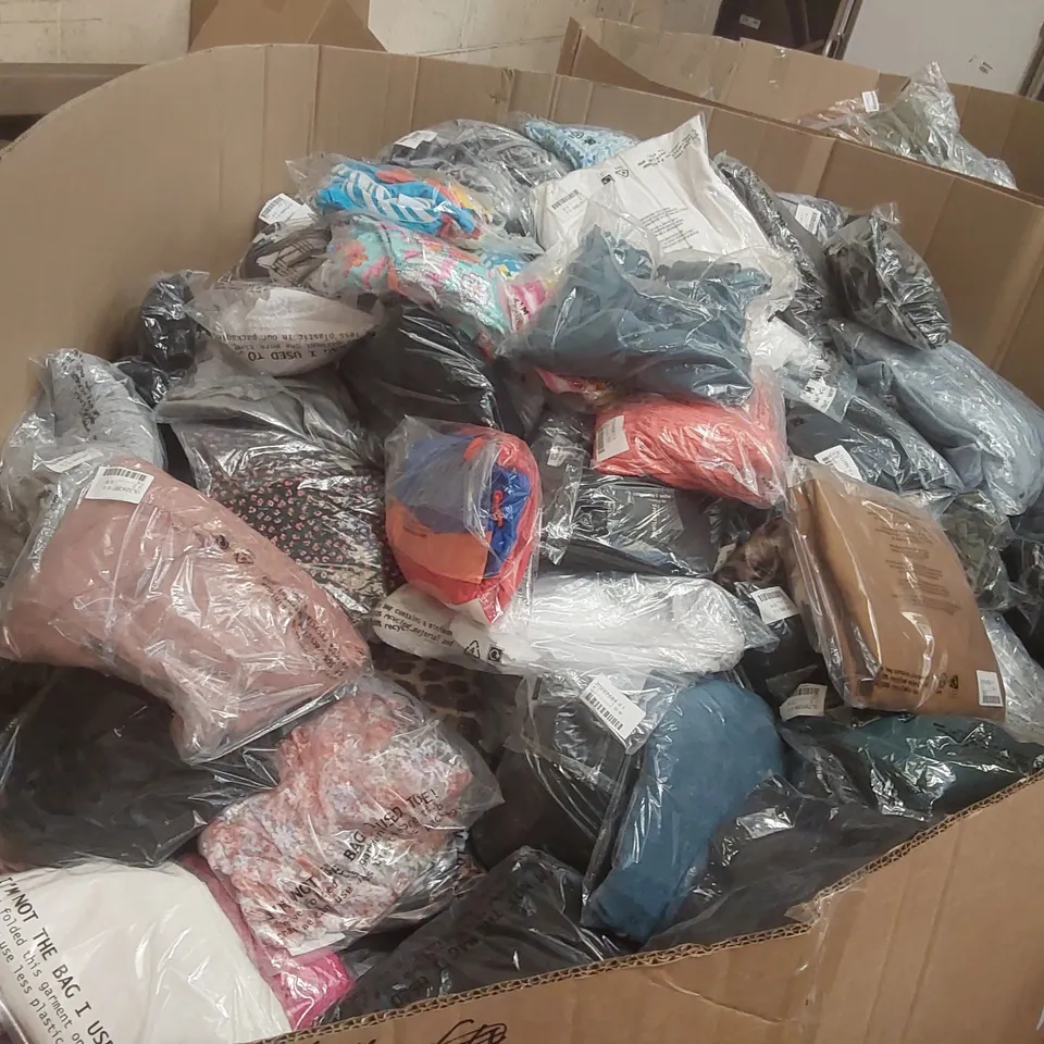 PALLET CONTAINING APPROXIMATELY 550x BRAND NEW ASSORTED DESIGNER CLOTHING ITEMS INCLUDING: JULIPA TOP, BATHING SUITS, SIMPLY BE TOP ECT