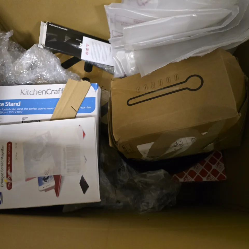 BOX OF APPROXIMATELY 7 ASSORTED BROKEN ITEMS TO INCLUDE - PICNIC KNIFE , MOP , RECHARGEABLE LI-ION BATTERY ETC