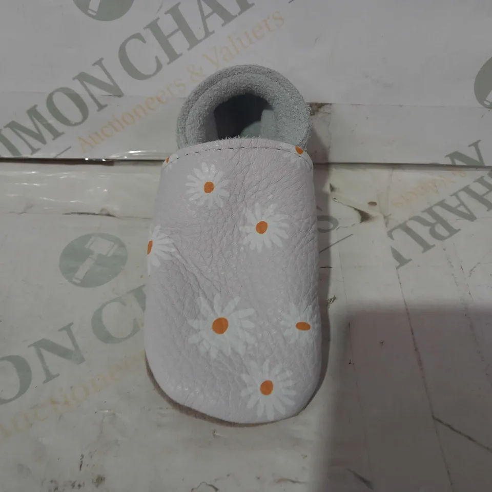 BOXED PAIR OF INCH BLUE HANDMADE SOFT LEATHER BABY SHOES IN WHITE W. DAISY PATTERN SIZE 6-12 MONTHS