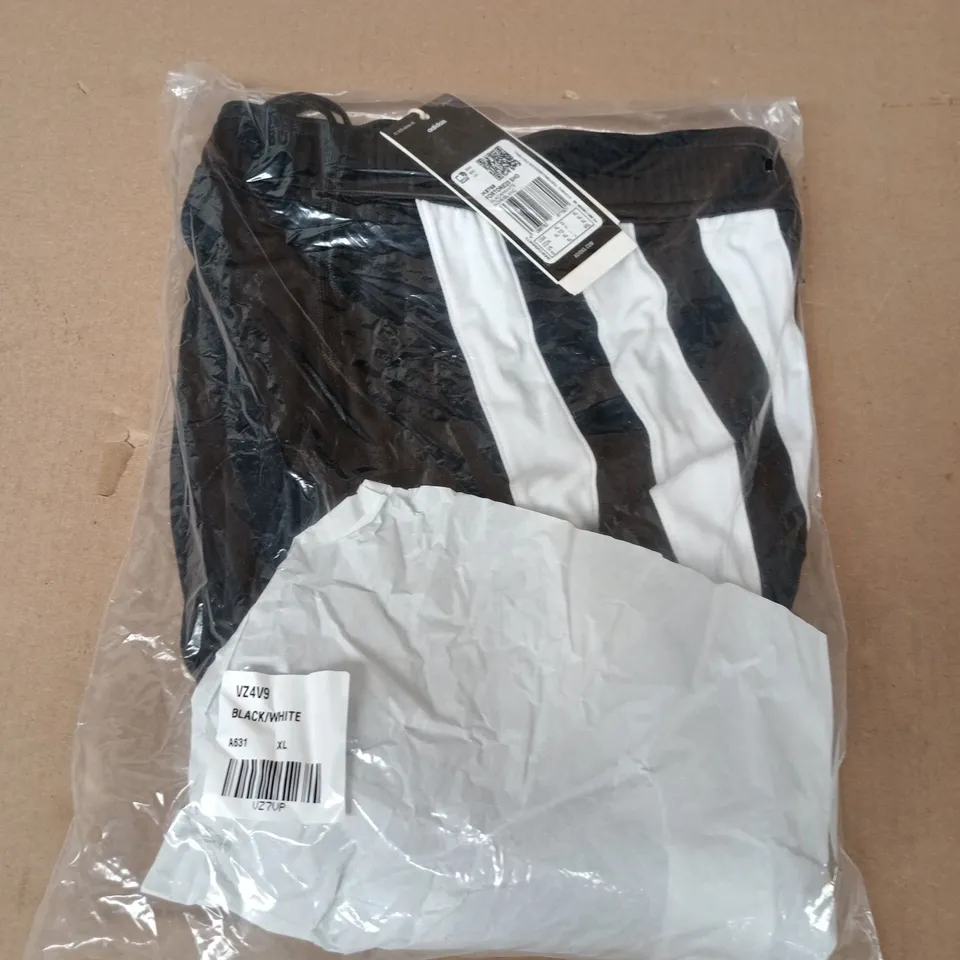 BAGGED ADIDAS FORTORE23 SHORTS IN BLACK - UK XL