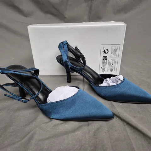 BOXED PAIR OF BLUE POINTED TOE HEELS SIZE 42 