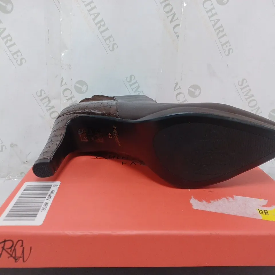 BOXED PAIR OF RUTH LANGSFORD PLATFORM LEATHER ANKLE BOOTS IN CHOCOLATE SIZE 7