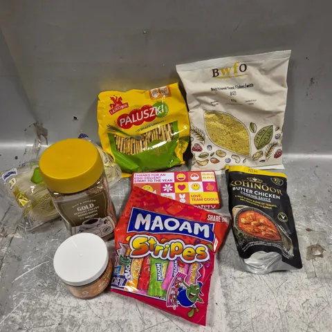 APPROXIMATELY 15 ASSORTED FOOD/DRINK PRODUCTS TO INCLUDE BUTTER CHICKEN COOKING SAUCE, YEAST FLAKES, MAOAM ETC 