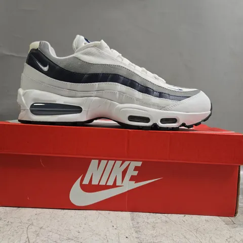 BOXED PAIR OF NIKE AIR MAX 95 SHOES IN WHITE/BLUE SIZE UK 11