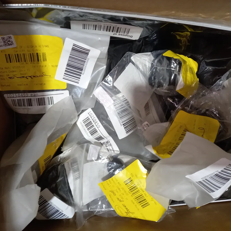 BOX OF APPROXIMATELY 10 ASSORTED HOUSEHOLD ITEMS TO INCLUDE NOVELTY NOISE MACHINE TOY, KITSOUND MYFM2 WIRELESS TO FM AUDIO CONVERTER, ETC