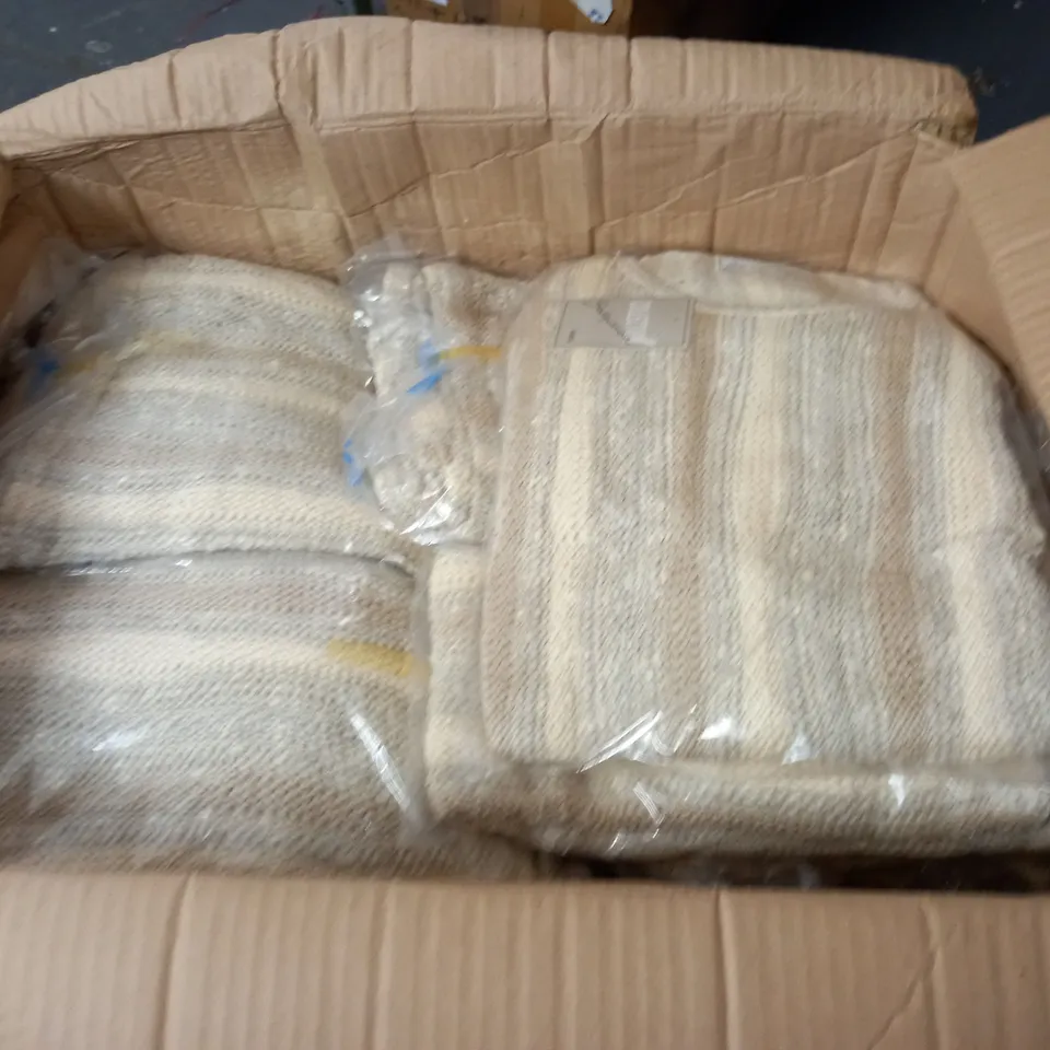 LOT OF APPROXIMATELY 25 ASSORTED V-NECK JUMPERS IN VARIOUS SIZES