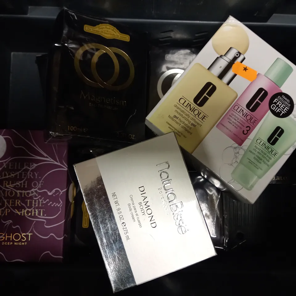 APPROXIMATELY 9 ASSORTED BEAUTY PRODUCTS TO INCLUDE CLINIQUE GIFT SET, NATURA BISSE BODY CREAM, GHOST DEEP NIGHT GIFT SET, MAGNETISM EAU DE PARFUM ETC