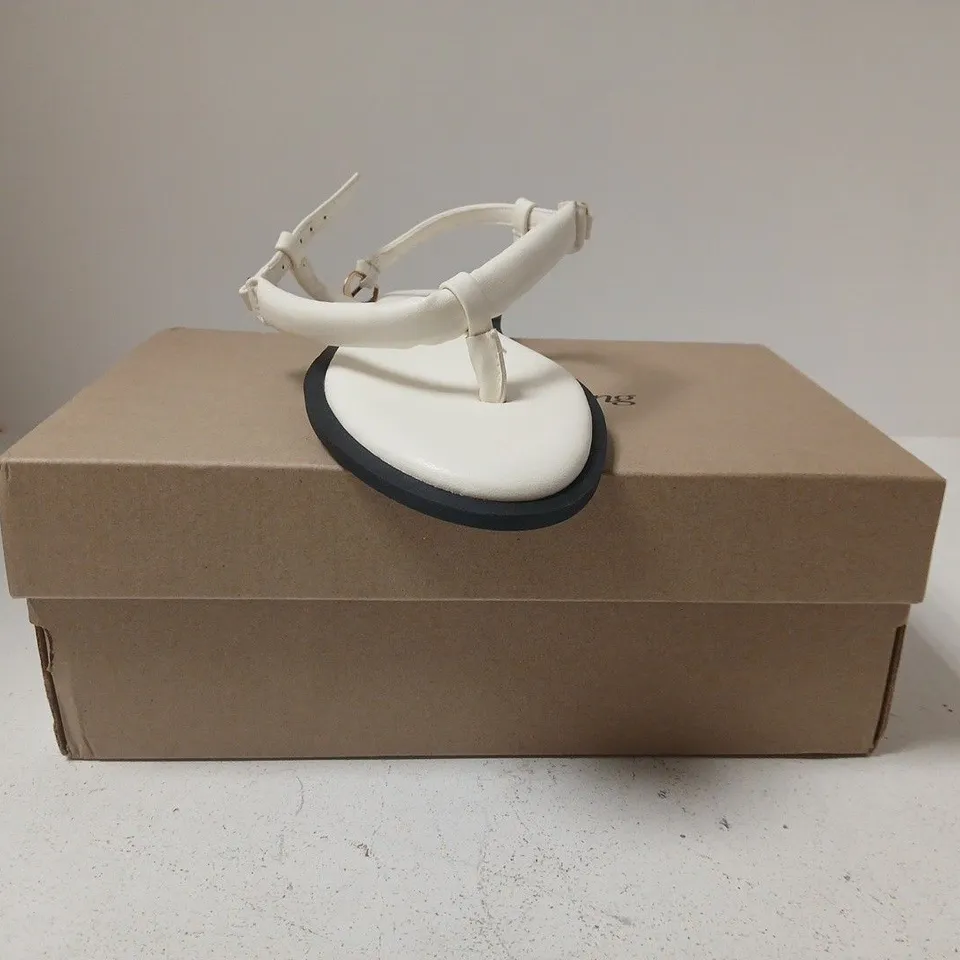 BOXED PAIR OF PRETTY LITTLE THING T-POST FLAT SANDALS IN WHITE SIZE UK 5