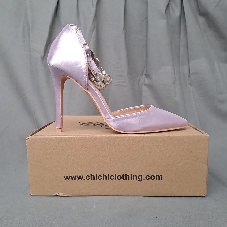 BOXED PAIR OF CHI CHI STILETTO HEEL COURT SHOES IN LILAC W. EMBELLISHED ANKLE STRAP SIZE 6