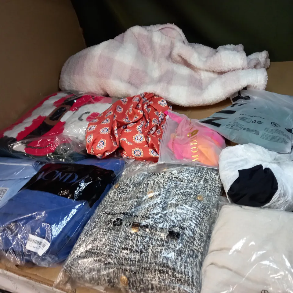 LOT OF APPROX 20 ASSORTED CLOTHING ITEMS VARYING IN SIZE/COLOUR/STYLE TO INCLUDE: TROUSERS, DRESSES, JUMPERS