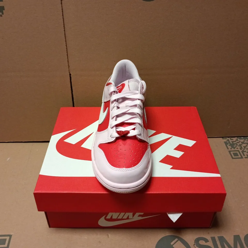BOXED PAIR OF NIKE KIDS DUNK LOW BE ME TRAINERS IN PINK/RED - UK 4.5