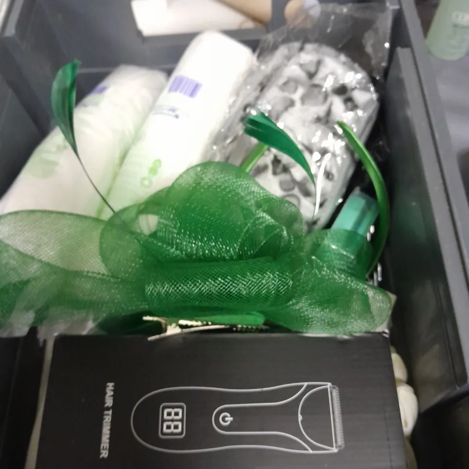 APPROXIMATELY 20 ASSORTED HEALTH & BEAUTY PRODUCTS TO INCLUDE GARNIER VITAMIN C BRIGHTENING FLUID, BOOTS ULTRA TOWELS AND JUST A TAN TANNING GEL