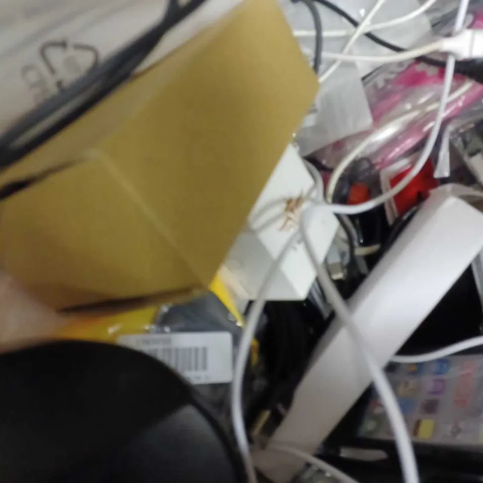 LOT OF APPROX 12 ASSORTED MOBILE PHONE ACCESORIES TO INCLUDE EARPHONES, SCREEN PROTECTORS, SELFIE STICK TRIPOD, ETC 
