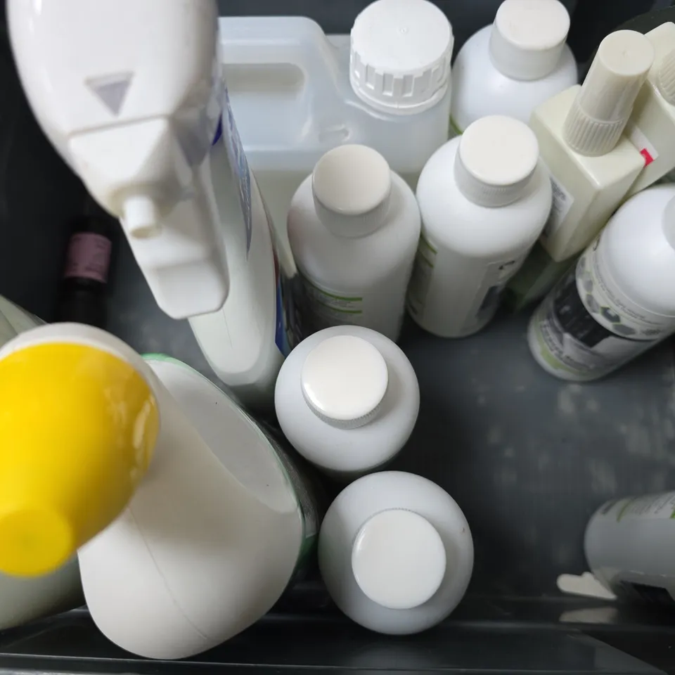 APPROXIMATELY 13 ASSORTED ITEMS TO INCLUDE - ECO VER FABRIC SOFTENER , LAURA THOMAS SANDALWOOD & MANDARIN ETC