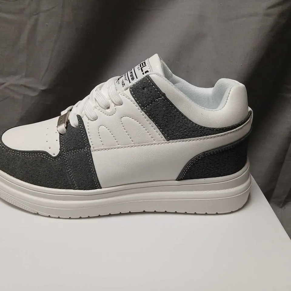 CONZURI AXELS TRAINERS – WHITE & GREY, UK 7 (EU 41)