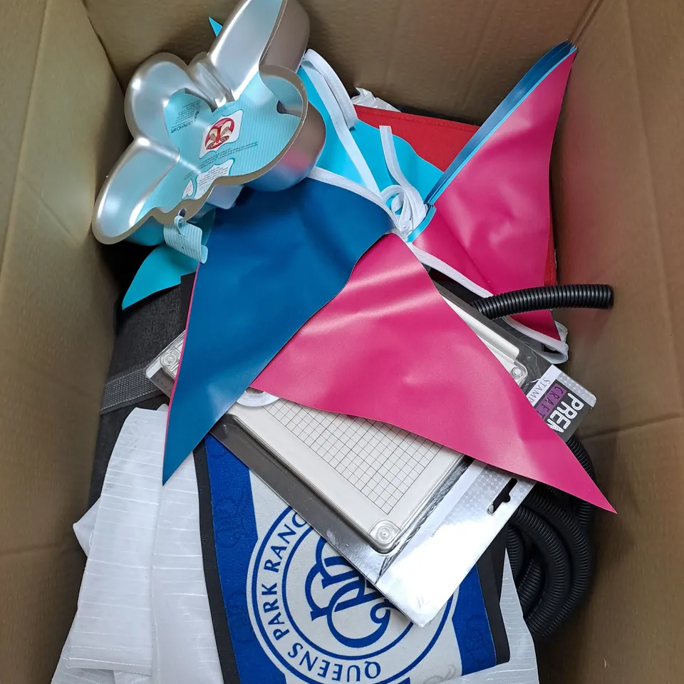 BOX OF APPROXIMATELY 20 ASSORTED ITEMS TO INCLUDE QPR FOOTBALL MAT, BUTTERFLY CAKE PAN, STAMPING PRESS ETC